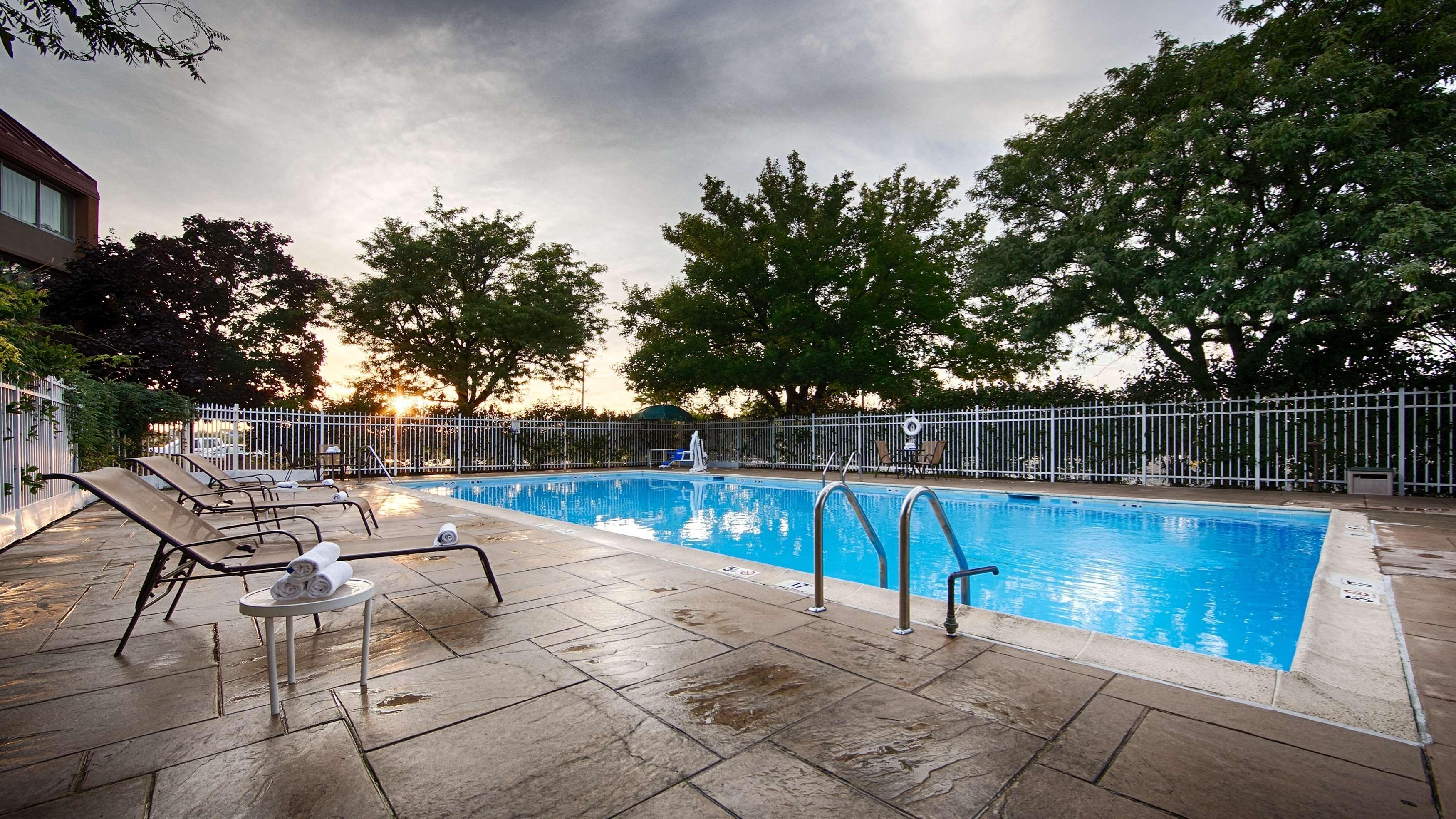 Best Western Plus Chicago Hillside Exterior photo