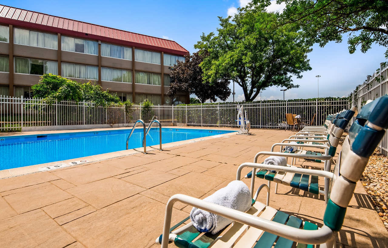 Best Western Plus Chicago Hillside Exterior photo
